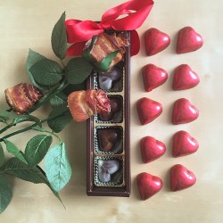 eating-nyc:The perfect Valentine’s Day treats: chocolates from @financierepatisserie &amp; @seescandy and BACON ROSES. #EATINGNYC (at #EATINGNYC)  BACON ROSES &hellip; Mnian, mniam