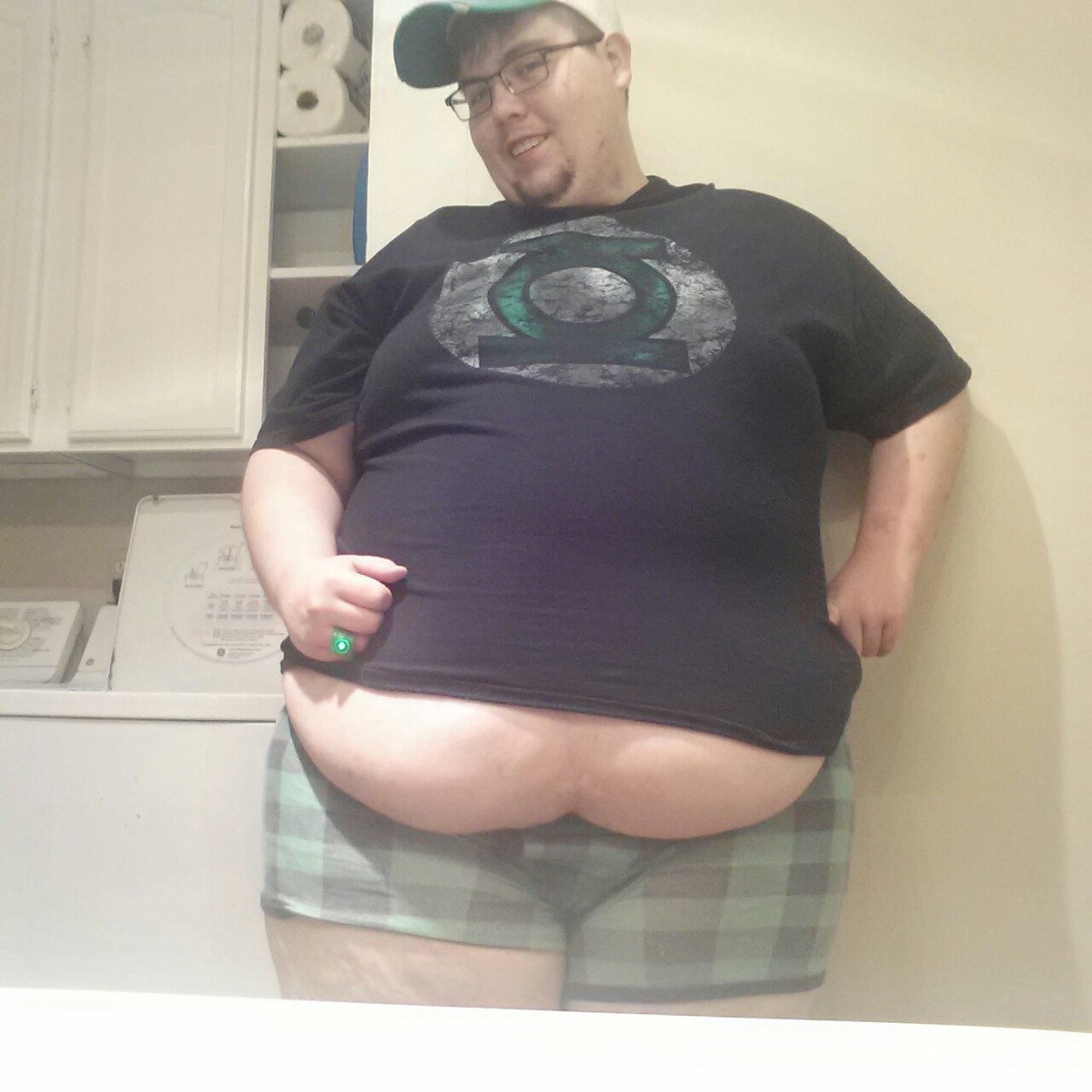 jarebear1267:  St.Patricks day fun :)  That belly. I&rsquo;m green with envy.