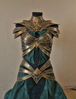 thranduilfanfictioner:Woodland Realm attire fit for a warrior queen #2.(Picture 1 designer credit: Aldafea - Deviant Art.)