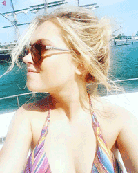grovnderclexa:Eliza Taylor + killing us all with selfies