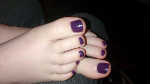 ashfeet:  Ash freshly painted her toes and moisturised her feet just for me tonight before I go away