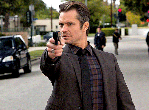 timothyolyphant:Timothy Olyphant as Raylan GivensJUSTIFIED - 2x04 - “For Blood or Money”