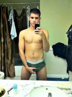 undie-fan-99:  Another hottie in his green