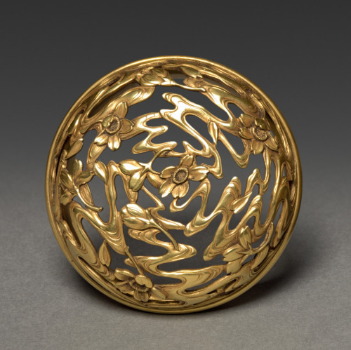 cma-japanese-art: Incense Burner with Floral Scroll: Nabeshima Type (lid), 19, Cleveland Museum of A