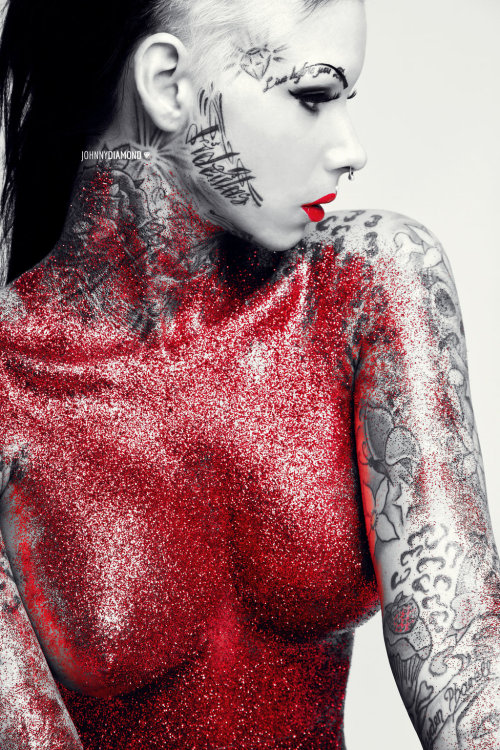 tits-tats-n-tutus:  Scintillating Aura by JohnnyDiamond