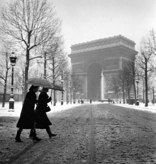 undr:Robert Doisneau. Paris. 1940