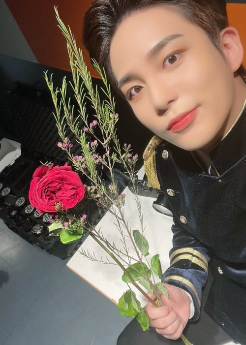 [220514] ATEEZ’s official twitter update:[] 사랑해 좋아해 애정해 에이티니가 보내주는 큰 사랑에 고마움을 담아 에이티즈가 전하는 꽃 8송이 #AT