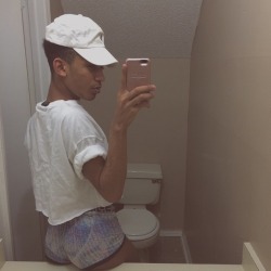 dreswaveii:  Wrinkled shirt but ass on fat