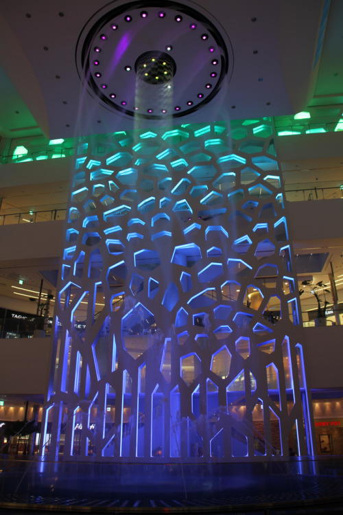 lovesouthkorea:  Lotte Aquatique Show in Busan, supposedly the largest cascading musical fountain in the world. photo source 1 2 3