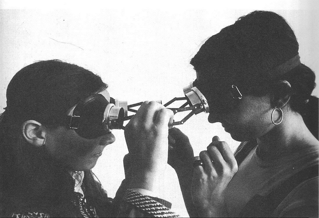 cluster123456:Lygia Clark, Dialogue goggols (1968)