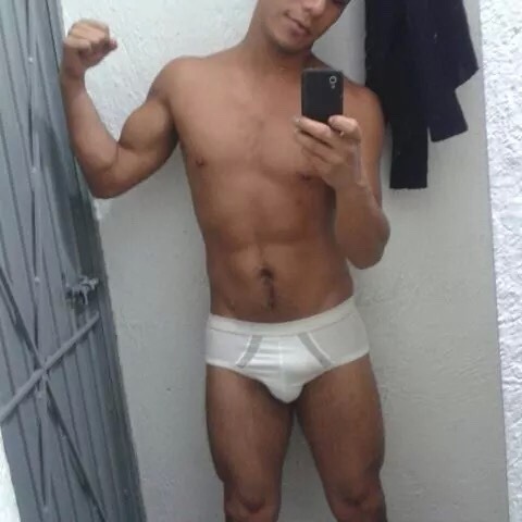 kbroncin:  Manuelito uff muy juguetón en la cama…!!