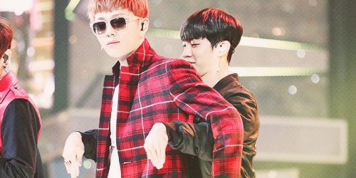 junhot:  little kid playing with his hyung 