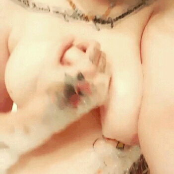 thugxkitten:  Come watch me take a bath on snapchat    😇🎀 message me for snapchat😙💖