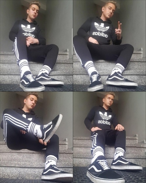 sneax96: Hoodie: Adidas OriginalsSweatpants:Adidas OriginalsSox: Adidas Crew SocksSneax: Vans Old Sk