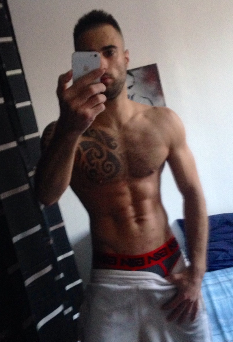 instaguys:  Guys with iPhones Source: gwip.me 