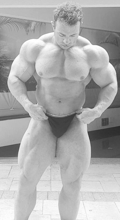 pjsesq:Thiago Lins. Pec Monster. God becomes man. Muscle worship doesn’t begin to cover it.