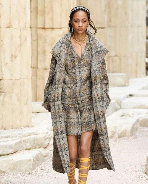 THE RUNWAY: CHANEL CRUISE 2018-Inspired by Greek Beauty & StyleRead It: bit.ly/2p6nysp