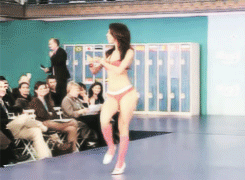  Mel Fronckowiak representa o Brasil em concurso estrangeiro, sambando. 
