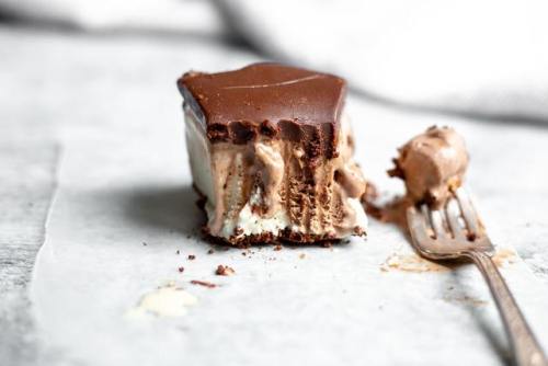 fullcravings: Easy Ice Cream Pie Recipe with Fudge Topping