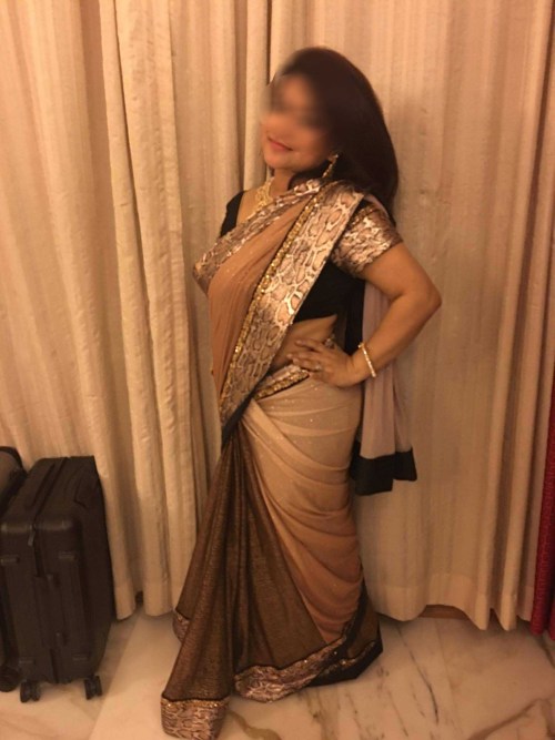 mahendraagarwal: kkarishma-tempting: Sexy Indian Big boobie sexy figure.. in sexy saree Indian beaut