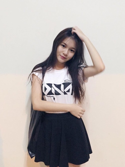 s3xpheromone: Everyone seems to love this xmm, help her surpass JiaEn!!! Get her 1000 notes!! Follow
