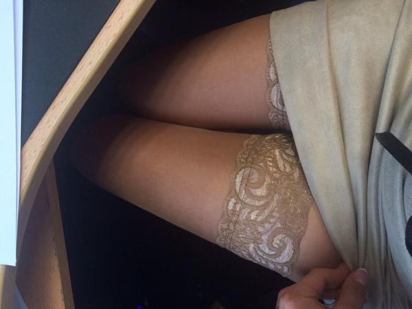 sexymucella:  Özel istek üzerine ofise erkenden geldim kimse gelmeden ve bu resimleri