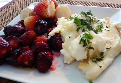 Low carb day = egg whites &amp; berries. #fit #fitness #fitfam #fitgirl #healthy #healthybreakfast #