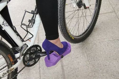 downhillgoos: mooiefietsennicebikes:  Lady padels???????  Can’t wait to see girls in heels on the tr