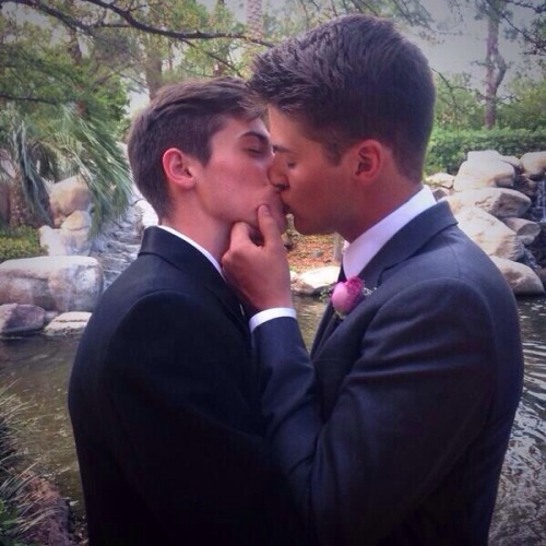 gay kisses