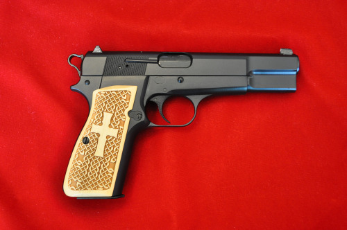 whiskeyandspentbrass:  Hi-Power with Celtic grips