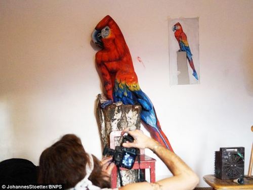 lipstickstainedlove:  actionables:  look at this picture when you see it, you cannot unsee it it’s a woman PAINTED TO LOOK LIKE A PARROT A WOMAN it took me 5 minutes to find her I WAS LIKE NO THAT’S NOT A WOMAN, THAT’S A PARROT                 