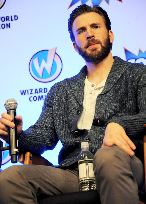 chrisevanslive:CHRIS EVANS and his water bottle at Wizard Comic Con, 2016.