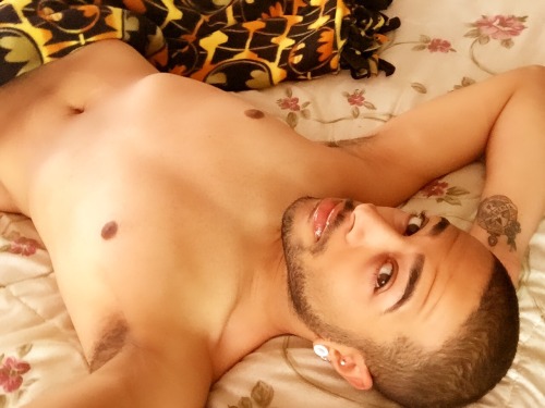 nerdy-little-leo-gaymer:  Do you wanna see me naked, lover?Do you want a peak underneath the covers?