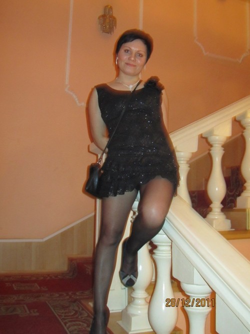 Candid pic of a mature woman in black mini dress, black pantyhose on the stairs, allmylinks.