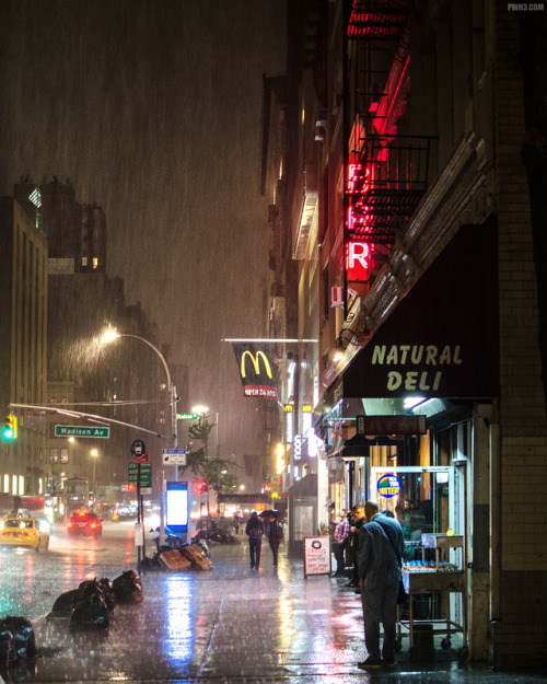 pwh3:Rainy nights in New York City.Instagram: www.instagram.com/p/BzIePnkBtWq/