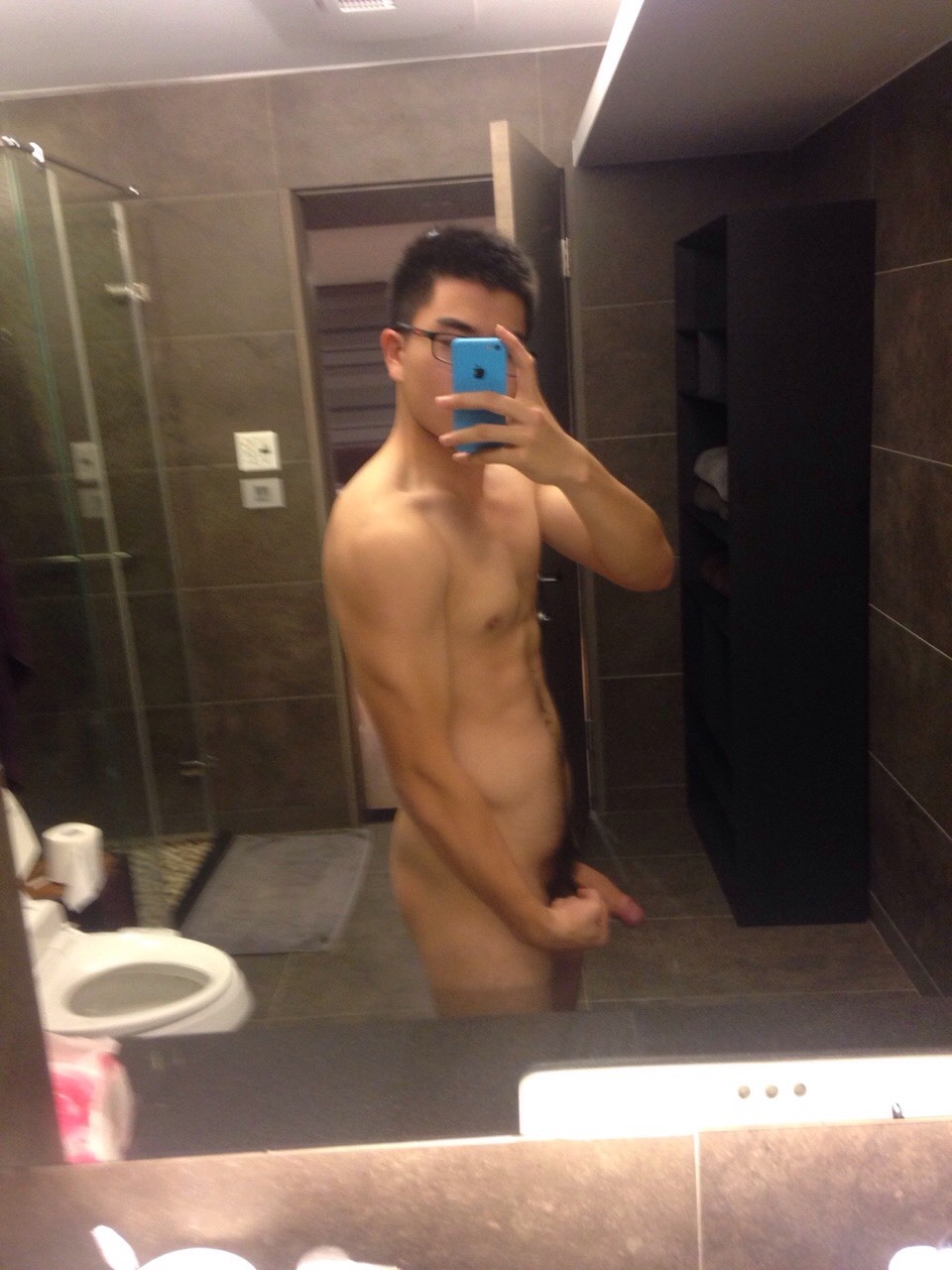 maomao1314:  身材很好的香港大屌眼鏡直男自拍，年輕無極限~ 