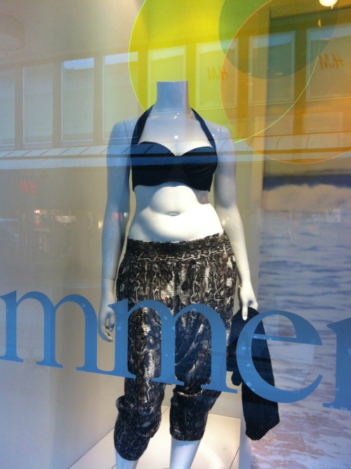 purple-night-sky69: sniffingtheglue: potentiallytmblr: sniffingtheglue: I JUST PASSED THIS MANNEKIN 