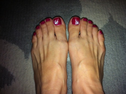 wvfootfetish: sassynsaucey:For all of our foot loving followers! Sassy got a fresh pedicure tonight!