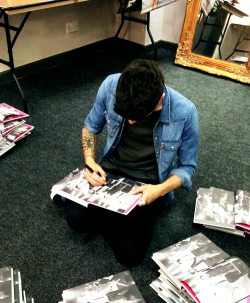  Guess who’s getting ready for the #1DBookSigning ? 