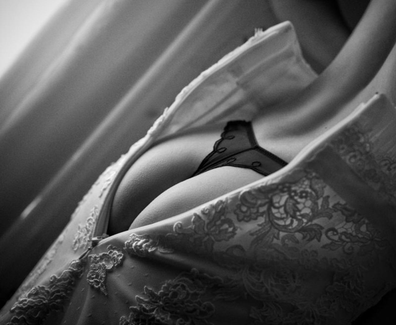 scarlet-musings:  Beneath her layers Lay adventures he’d only ever dreamt of…