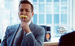 queenrafferty:  Harvey Specter + Eating