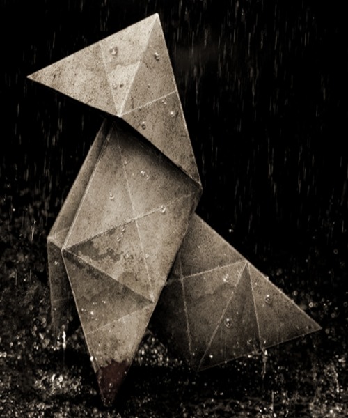  (…) él penso que seria mejor hablar con silencios…(he thought it would be best to talk to silence ). “Memorias de la Lluivia”. 