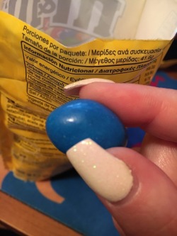 nadi-kon:  this m&m’s ball is SO BIG