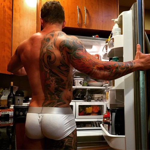 tankjoey:  A bodybuilders first thought every morning is ‘what’s to eat!!!!!’ 😝 #tankjoey #tankmode #inkedmuscle 
