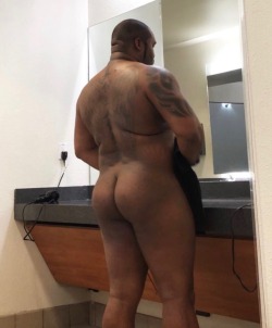 cakeszndick:  bigbrown35:  Nice thick ass   Who tf Is he
