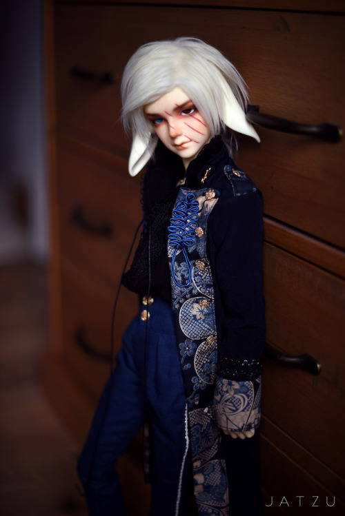 I bought an outfit from Gloomy Classic a few months ago and decided to try out the outfit on Recco (