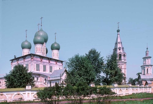 Resurrection of Christ Cathedral (Tutayev, Yaroslavl Oblast):South-west view, with the bell tower an