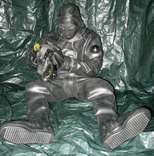 diverpup:full rubber suit under viking drysuit nice, REALLY Nice