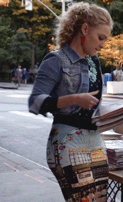 mariahvanitymonroe:   acting-my-shoesize:  AnnaSophia Robb aka the lil girl from Bridge to terabithia lets all just take a second and appreciate a nice ass  Go ahead girl!   She looks so young….