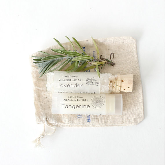 (via cutest little gift set all natural lip balm par LittleFlowerSoapCo)